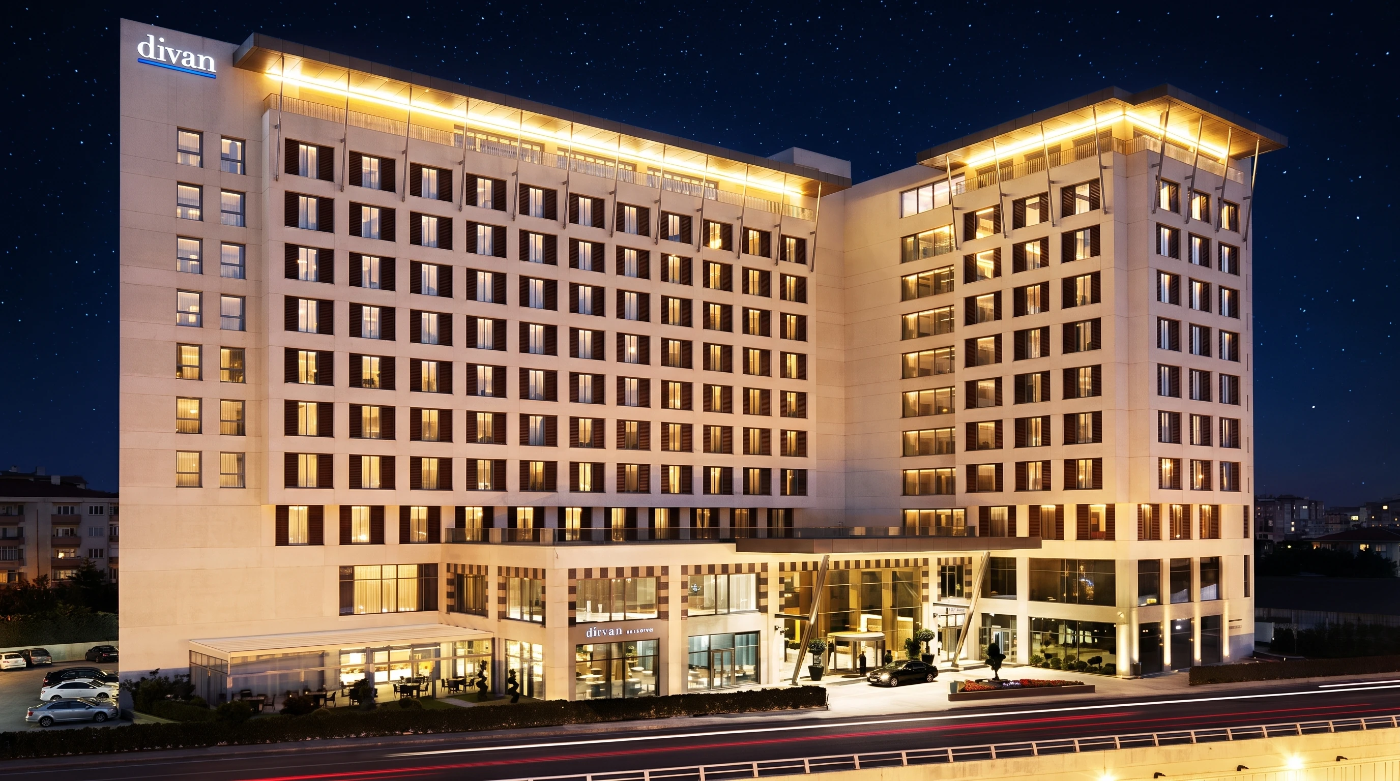 Divan Adana otel dış cephe gece görünümü