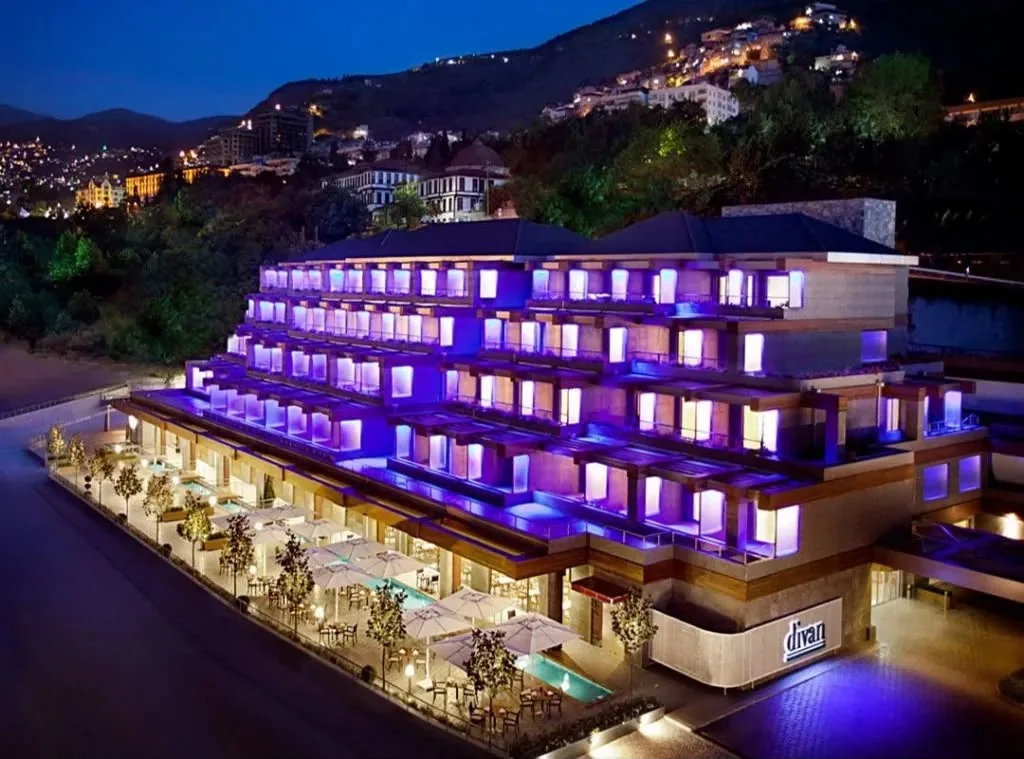 Divan Bursa oteli gece dış cephe görünümü