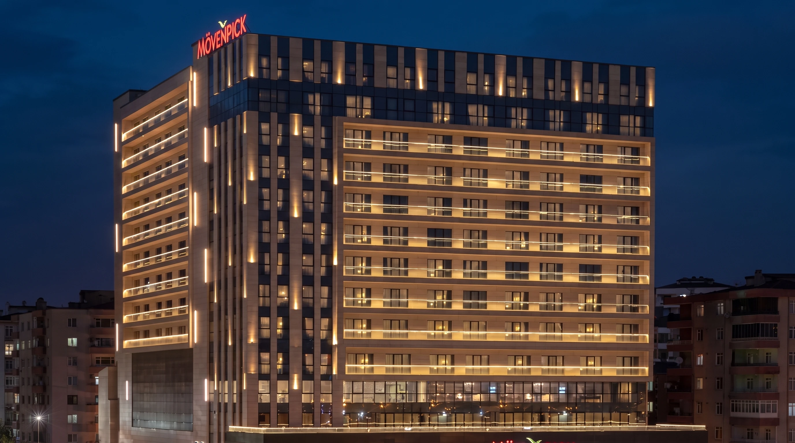 Divan Diyarbakır otel dış cephe gece görünümü
