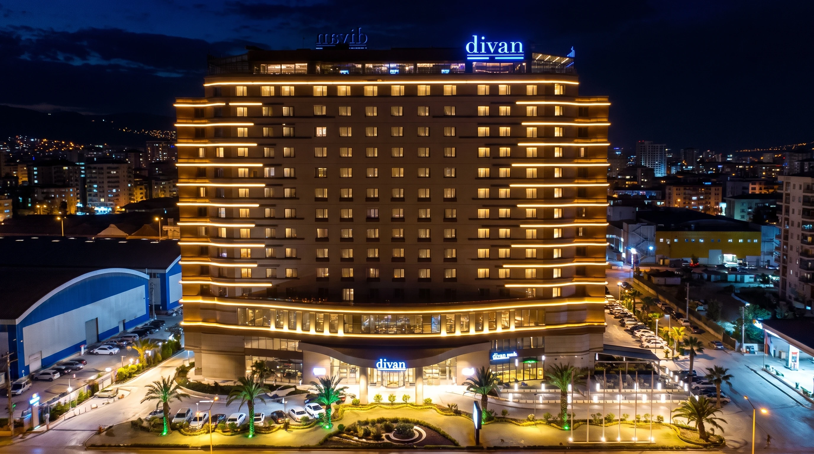 Divan Mersin otel dış cephe gece görünümü